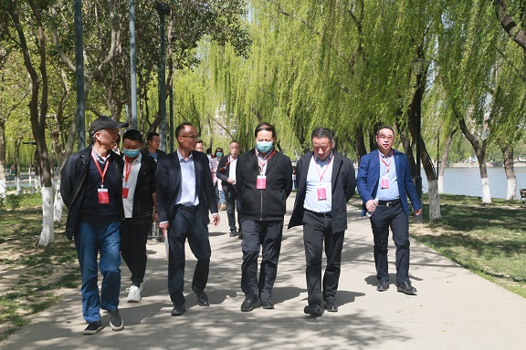 陕西省花卉协会一行领导参观西安未央湖游乐园